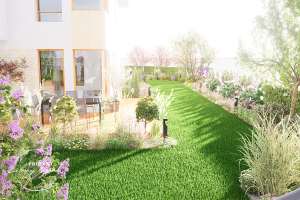 Widok na dom z ogrodem pełnym kolorowych rabat