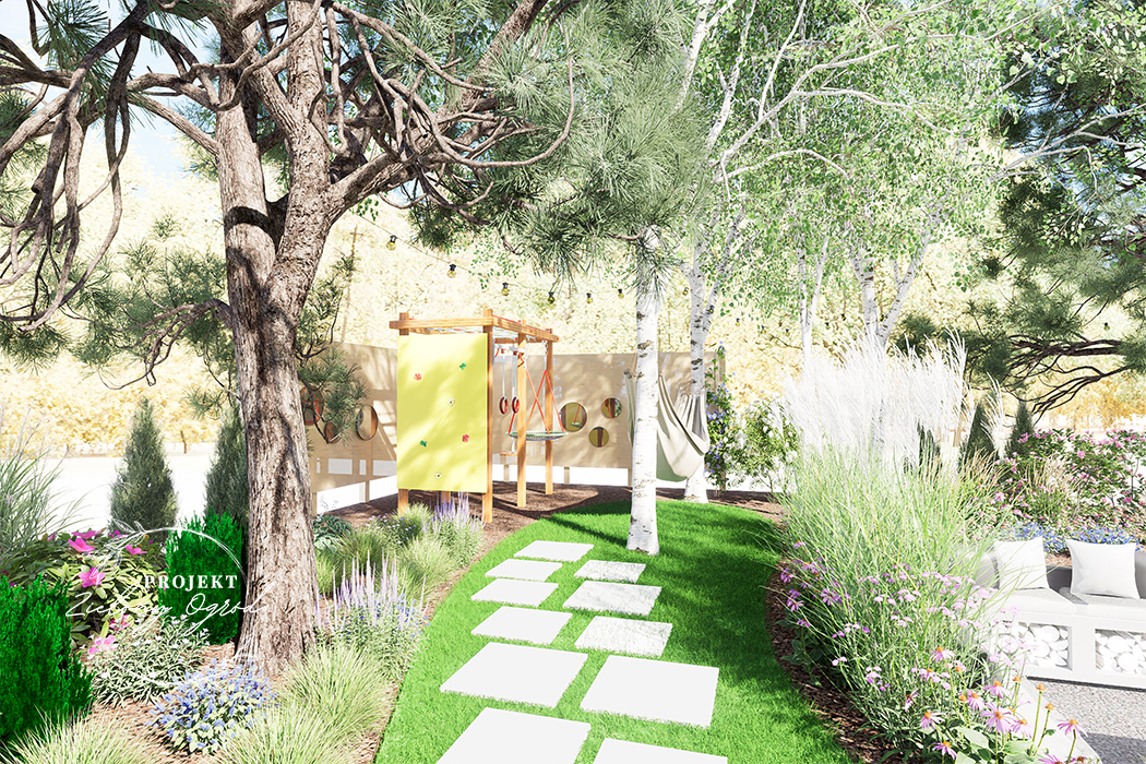 Siłownia dla młodzieży w ogrodzie, otoczona brzozami i sosnami, dojście do siłowni z płyt betonowych zatopionych w trawie